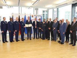Innenminister Michael Ebling, Mitarbeiterinnen und Mitarbeiter des Ministeriums und Vertreter der US-Streitkräfte bei der Verleihung der Ehrenmedaille. (Foto: MdI)