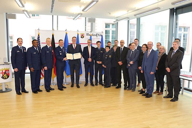 Innenminister Michael Ebling, Mitarbeiterinnen und Mitarbeiter des Ministeriums und Vertreter der US-Streitkräfte bei der Verleihung der Ehrenmedaille. (Foto: MdI)
