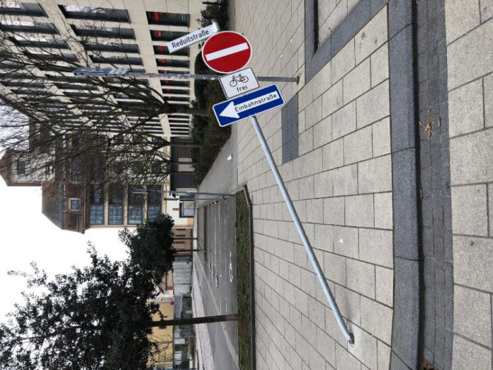 Landau_beschädigtes Verkehrszeichen