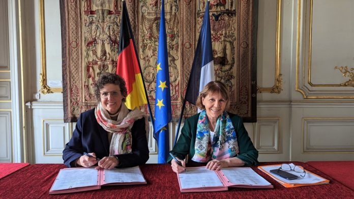 Regierungspräsidentin Sylvia M. Felder und Regionalpräfektin Josine Chevalier unterzeichnen die Partnerschaftsvereinbarung zum Personalaustausch zwischen den Behörden. Bildrechte: PRÈFET DU BAS-RHIN