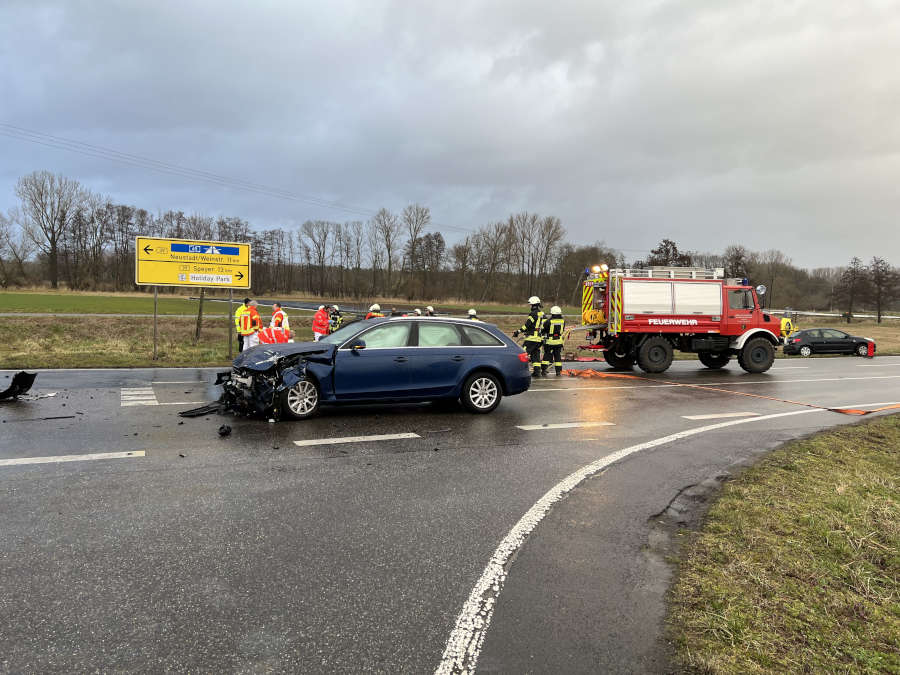 Verkehrsunfall (Foto: Feuerwehr Neustadt)