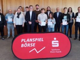 Preisübergabe durch Vorstandsvorsitzenden Andreas Ott an die fünf Schüler-Siegerteams. (Foto: Pfalz-Express)