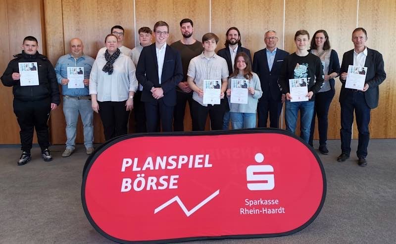 Preisübergabe durch Vorstandsvorsitzenden Andreas Ott an die fünf Schüler-Siegerteams. (Foto: Pfalz-Express)