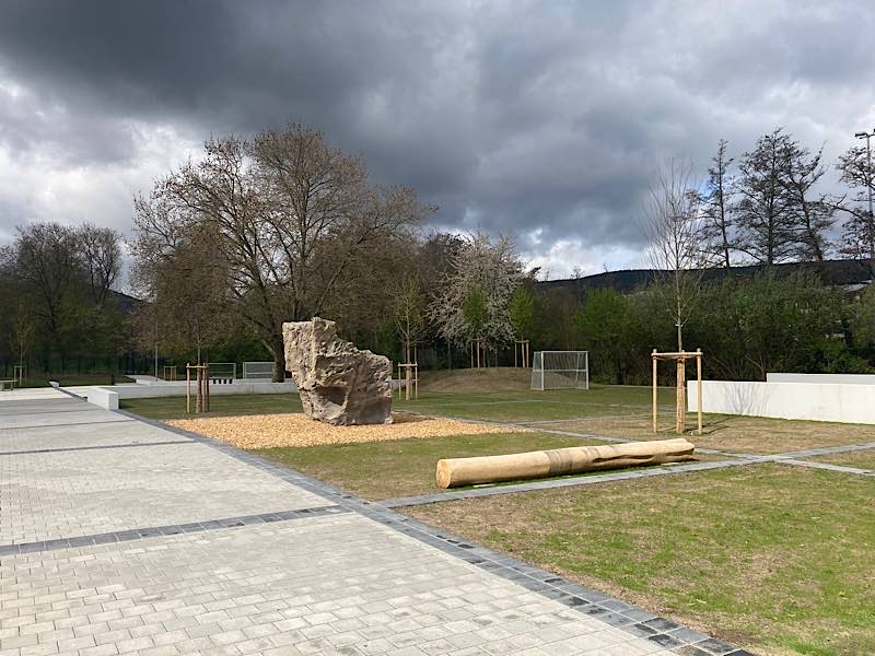 Ausschnitte aus dem neu gestalteten Schulhof. (Foto: Stadtverwaltung Neustadt)