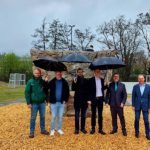 Max Machemer (Geschäftsführer Fa. Flörchinger Landschaftsbau), Eike Müller (Gebäudemanagement), Georg Schietinger (Projektleiter hofmann.röttgen Landschaftsplaner BDLA), Baudezernent Bernhard Adams, OB Marc Weigel und Schulleiter Friedrich Burkhardt. (Foto: Stadtverwaltung Neustadt)