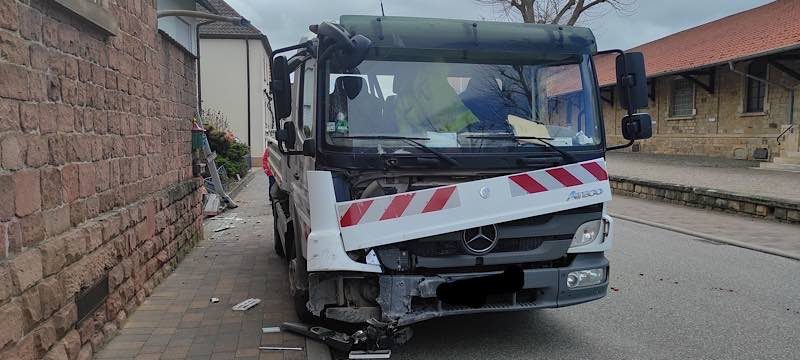 Unfallbeteiligter Lkw (Foto: Polizei RLP)