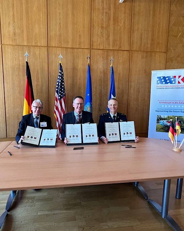 OB Klaus Weichel, Innenminister Ebling und Generalmajor France nach dem Unterzeichnen der Partnerschaftsurkunde. (Foto: Stadt Kaiserslautern)