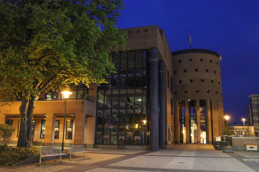 Pfalztheater bei Nacht (Foto: Pfalztheater)