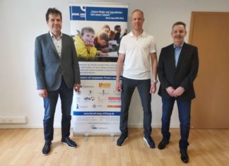 v.l.: Eckhard Geib (Vorstand Bernd-Jung-Stiftung), Christian Gittelmann und Harald Stark (Geschäftsführer Bernd-Jung-Stiftung) (Foto: Bernd-Jung-Stiftung)
