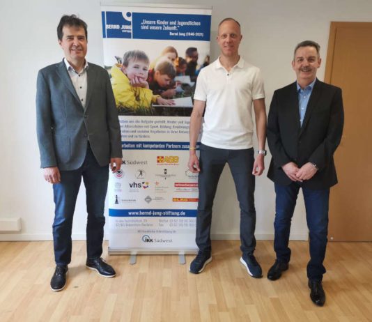 v.l.: Eckhard Geib (Vorstand Bernd-Jung-Stiftung), Christian Gittelmann und Harald Stark (Geschäftsführer Bernd-Jung-Stiftung) (Foto: Bernd-Jung-Stiftung)