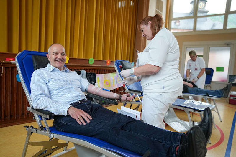 Kreisbeigeordneter Sven Hoffmann beim Blutspenden (Foto: Holger Knecht)