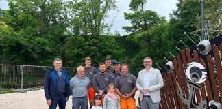 OB Marc Weigel (re.) mit Mitarbeitern der Abteilung Grünflächen, die den neuen Spielplatz gebaut haben. Ganz rechts Grünflächenchef Michael Fuhrer. Anastasia und Charlotte waren die ersten Besucherinnen und vom neuen Spielplatz begeistert. (Foto: Stadtverwaltung Neustadt)