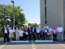 Alle Preisträger und Sonderpreisträger mit Landrat Hans-Ulrich Ihlenfeld (Foto: Kreisverwaltung Bad Dürkheim)