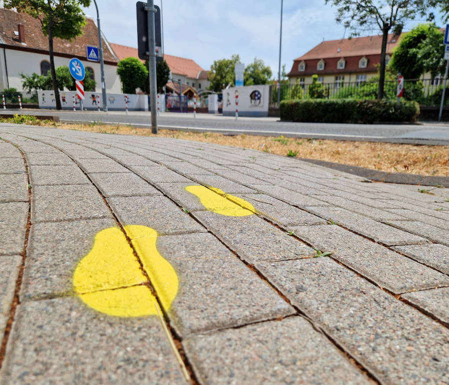 Aktion Gelbe Füße im Bereich Schillerschule (Foto: Gemeindeverwaltung Haßloch)