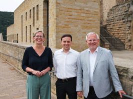 Staatssekretärin Simone Schneider, Max Darstein und Landrat Hans-Ulrich Ihlenfeld (Foto: Stiftung Hambacher Schloss)