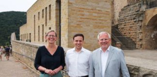 Staatssekretärin Simone Schneider, Max Darstein und Landrat Hans-Ulrich Ihlenfeld (Foto: Stiftung Hambacher Schloss)