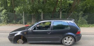 PKW ohne Rad (Foto: Polizei RLP)