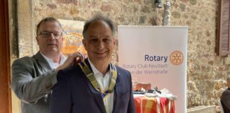 Ralf Anselmann (rechts) übernimmt zum 2.7.23 das Amt als Rotary Präsident 2023-2024 von Thomas Vorländer (links). (Foto: Rotary Neustadt)