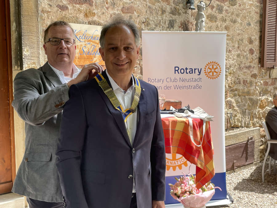 Ralf Anselmann (rechts) übernimmt zum 2.7.23 das Amt als Rotary Präsident 2023-2024 von Thomas Vorländer (links). (Foto: Rotary Neustadt)