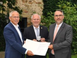 Andreas Ott (Vorsitzender des Vorstandes der Sparkasse Rhein-Haardt), Landrat Hans-Ulrich Ihlenfeld und Marc Weigel, Oberbürgermeister der Stadt Neustadt/Wstr. (Foto: Sparkasse Rhein-Haardt)