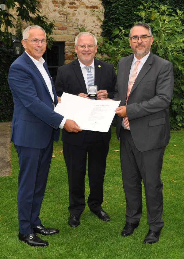 Andreas Ott (Vorsitzender des Vorstandes der Sparkasse Rhein-Haardt), Landrat Hans-Ulrich Ihlenfeld und Marc Weigel, Oberbürgermeister der Stadt Neustadt/Wstr. (Foto: Sparkasse Rhein-Haardt)