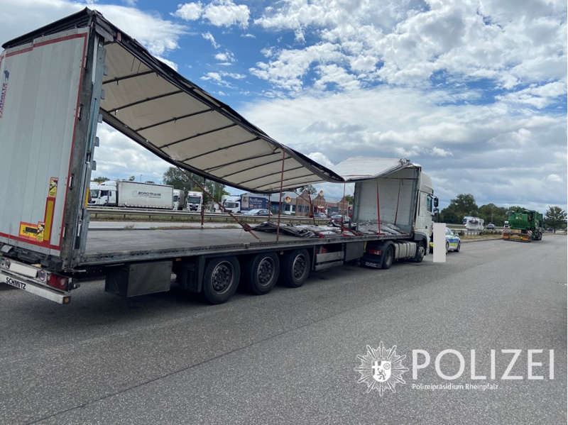 Der verkehrsunsichere Sattelauflieger (Foto: Polizei RLP)