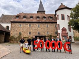 Spendenübergabe symbolisch an drei Vereine: Kanu- und Segelclub Frankenthal e. V., Fördergemeinschaft Mußbach e. V. und Tennisclub Schwarz-Weiss Bad Dürkheim e. V. im Herrenhof Neustadt Mußbach (Foto: Sparkasse Rhein-Haardt)