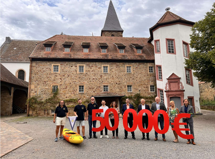 Spendenübergabe symbolisch an drei Vereine: Kanu- und Segelclub Frankenthal e. V., Fördergemeinschaft Mußbach e. V. und Tennisclub Schwarz-Weiss Bad Dürkheim e. V. im Herrenhof Neustadt Mußbach (Foto: Sparkasse Rhein-Haardt)