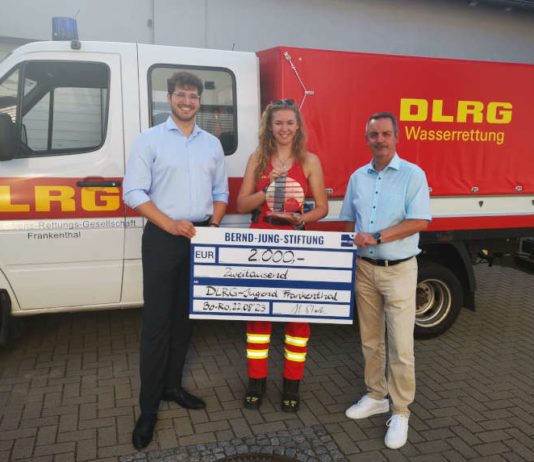 Harald Stark, Geschäftsführer der Stiftung (rechts) und Vorstandsmitglied Julian Geib (links) übergeben den Stiftungspreis an Selina Vieten, Vorstandsmitglied der DLRG Frankenthal. (Foto: Bernd-Jung-Stiftung)