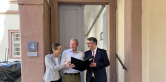 Martina Annawald (Fachbereichsleiterin Stadtentwicklung und Bauwesen), Investor Hans Sachs, Oberbürgermeister Marc Weigel (Foto: Stadtverwaltung Neustadt)