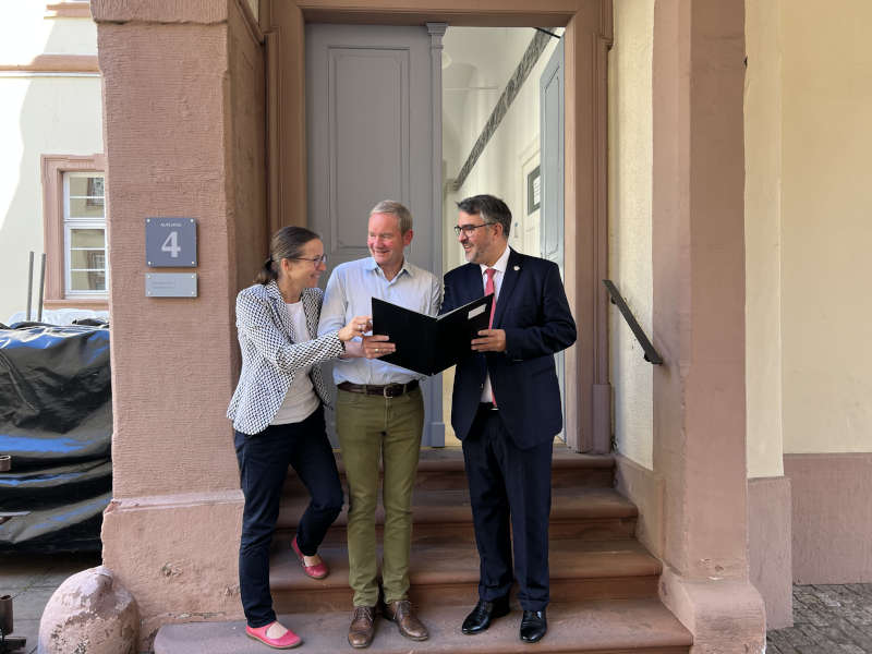 Martina Annawald (Fachbereichsleiterin Stadtentwicklung und Bauwesen), Investor Hans Sachs, Oberbürgermeister Marc Weigel (Foto: Stadtverwaltung Neustadt)