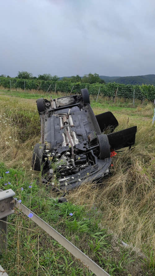 Der verunfallte PKW (Foto: Polizei RLP)