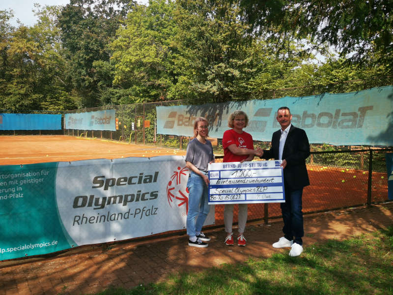 Melanie Brumm stellvertr. Geschäftsführerin und Margit Trübenbach, Vizepräsidentin Sportentwicklung, beide Special Olympics Rheinland-Pfalz mit Harald Stark, Geschäftsführer der Bernd-Jung-Stiftung (Foto: Bernd-Jung-Stiftung)