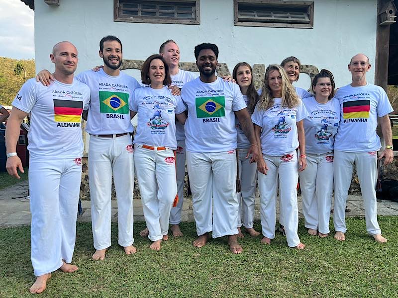 Die Wettkampfteilnehmer und Schüler der Vereine Capoeira Karlsruhe e.V. und Capoeira Schwetzingen e. V.. Juan Real (Graduado Joãozinho, 1.v. l.) und Cristiano Rozendo (Instrutor Café, 5.v. l.) erreichten mit ihren Leistungen das Halb- finale ihrer jeweiligen Kategorie (Foto: Capoeira Karlsruhe e.V.)