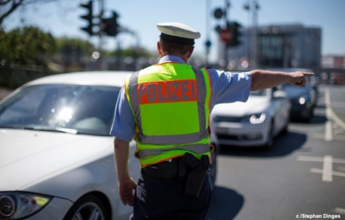 Polizeikontrollen_© Stephan Dinges