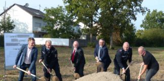 v.l.: Baudezernent Bernhard Adams, stv. Zugführer Thomas Roth, Ortsvorsteher Claus Schick, Oberbürgermeister Marc Weigel, Zugführer Andrè Luipold, Projektleiter Eike Müller (Foto: Feuerwehr Neustadt)