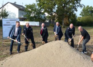 v.l.: Baudezernent Bernhard Adams, stv. Zugführer Thomas Roth, Ortsvorsteher Claus Schick, Oberbürgermeister Marc Weigel, Zugführer Andrè Luipold, Projektleiter Eike Müller (Foto: Feuerwehr Neustadt)