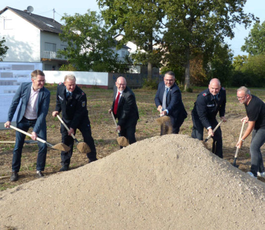 v.l.: Baudezernent Bernhard Adams, stv. Zugführer Thomas Roth, Ortsvorsteher Claus Schick, Oberbürgermeister Marc Weigel, Zugführer Andrè Luipold, Projektleiter Eike Müller (Foto: Feuerwehr Neustadt)
