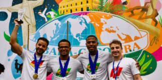 Luiz Carlos dos Santos Gomes (Instrutor Cao, links) gewinnt Gold in der höchsten Kategorie A der Offenen Capoeira-Meisterschaften in Stuttgart. (Foto: Valeria Rizzo)