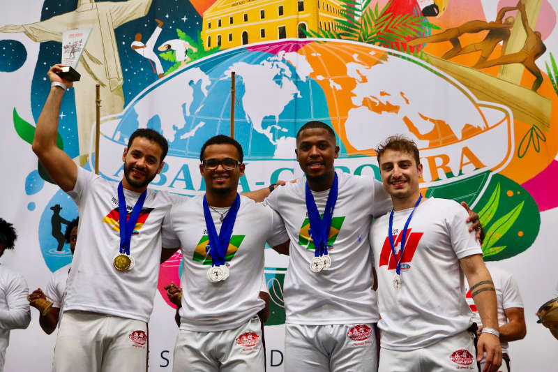 Luiz Carlos dos Santos Gomes (Instrutor Cao, links) gewinnt Gold in der höchsten Kategorie A der Offenen Capoeira-Meisterschaften in Stuttgart. (Foto: Valeria Rizzo)