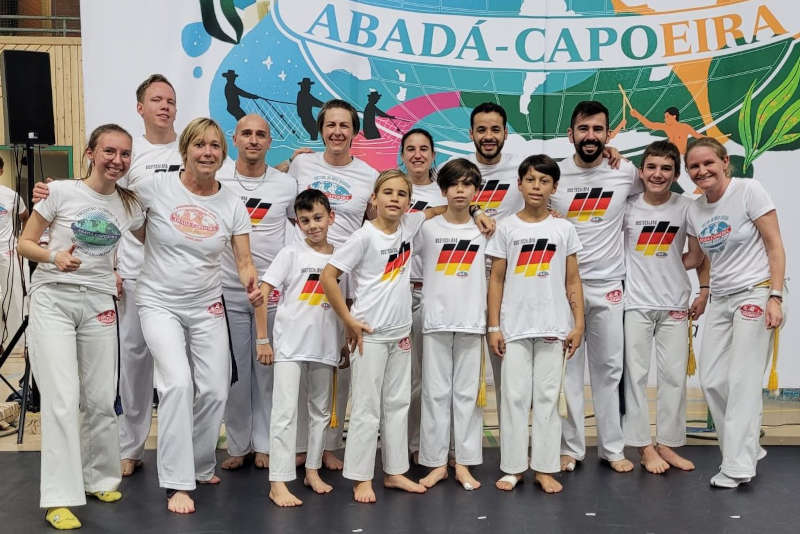 Die Teilnehmer von Capoeira Karlsruhe e. V. und Capoeira Schwetzingen e. V.. Luiz Carlos dos Santos Gomes (Instrutor Cao, hinten, 4. v.r.) gewinnt Gold in der höchsten Kategorie A. Der 11-jährige Nils Steegmüller Rivas (Camaú, vorne, 2. v.r.) aus Schwetzingen ergattert in der Kinderkategorie den 1. Platz. (Foto: Capoeira Karlsruhe)