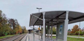 Zerstörte Scheiben im Bahnhof Freinsheim (Foto: Bundespolizeiinspektion Kaiserslautern)