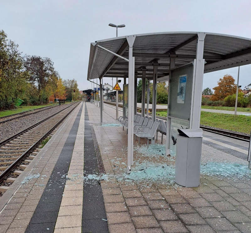 Zerstörte Scheiben im Bahnhof Freinsheim (Foto: Bundespolizeiinspektion Kaiserslautern)