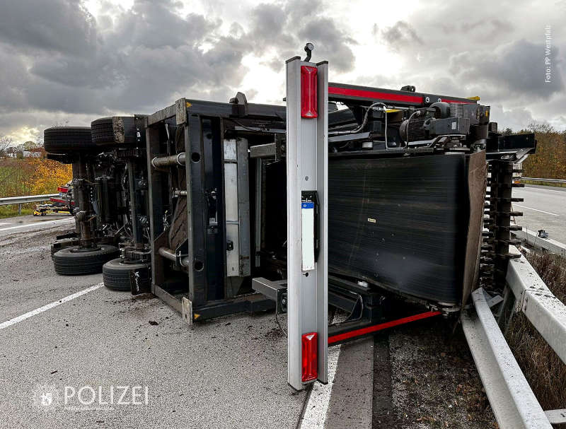 Umgekippter Anhänger auf der BAB 6 (Foto: Polizei RLP)