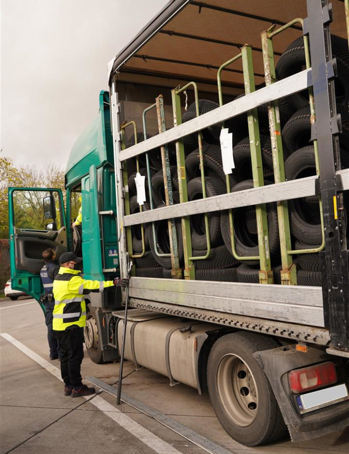 Kontrolle Reifentransporter