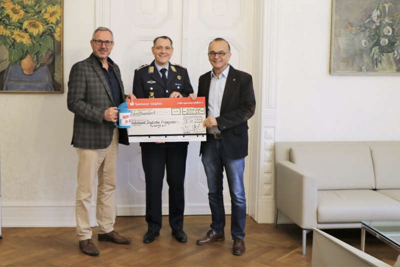 Bürgermeister Marcus Schaile, Oberstleutnant Christoph Kück und Landrat Dr. Fritz Brechtel (Foto: Fw Proulx)