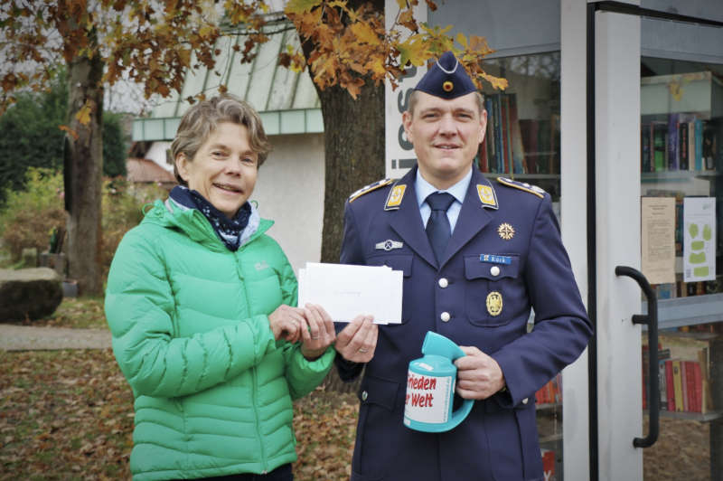 Ortsbürgermeisterin Susanne Grabau, Oberstleutnant Christoph Kück (Foto: Fw Proulx)