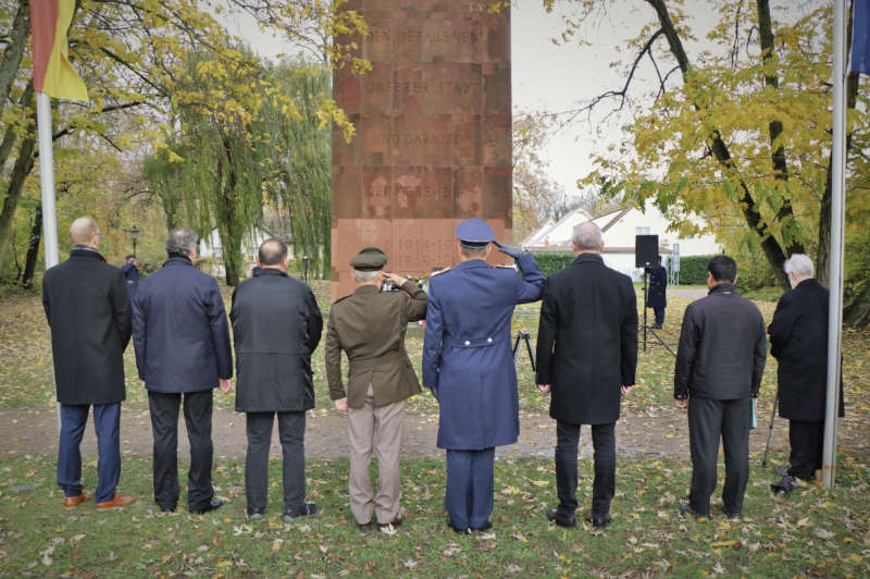 Gedenken am Ehrenmal in Germersheim.  (Foto: Fw Proulx)