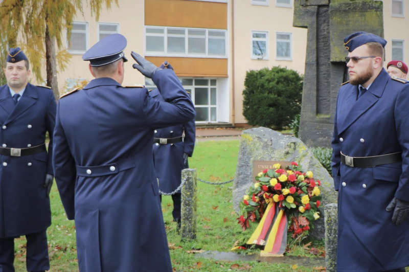 Kranzniederlegung in der Südpfalz-Kaserne, Oberstleutnant Kück, Kommandeur des Luftwaffenausbildungsbataillons (Foto: Fw Proulx)