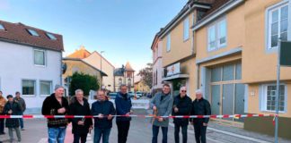 Herbert Klade (Planungsbüro), Patrick Engelskircher (Projektleiter Stadtverwaltung) , Stefan Gierens (Bauleiter Fa. Tas) , Konstantin Boltenhagen ( Abteilungsleiter Tiefbau), Baudezernent Bernhard Adams sowie Reinhard Schneider und Norbert Schied (Innenstadtbeirat). (Foto: Stadtverwaltung Neustadt)